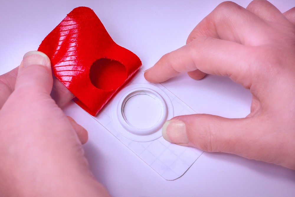 FreeStyle Libre Patches x10 + Flexible Cover. Allows you to tape your sensor down without the tape sticking to it. Many Colours